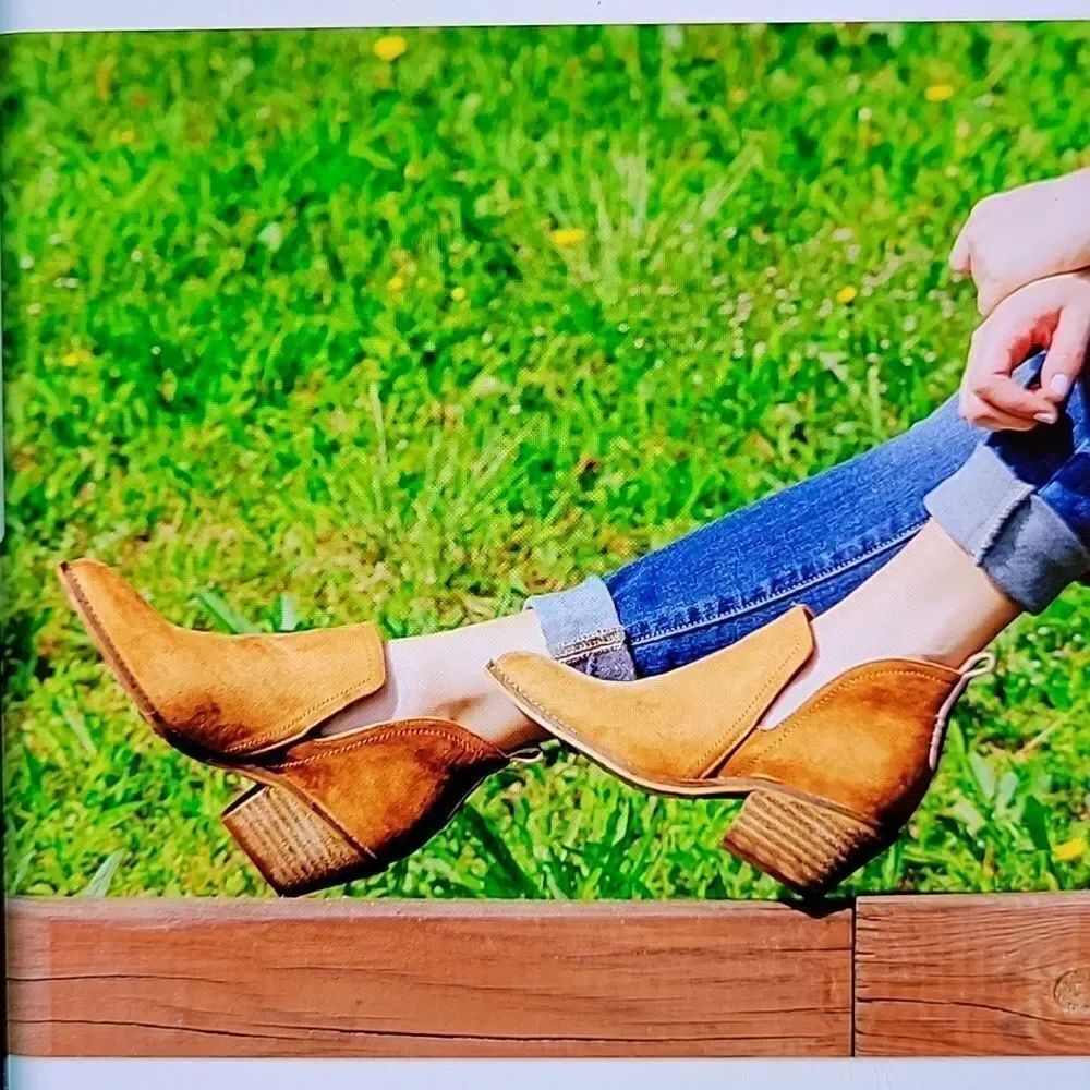 UNIVERSAL THREAD WOMEN"S POINTED TOE ANKLE BOOTIES